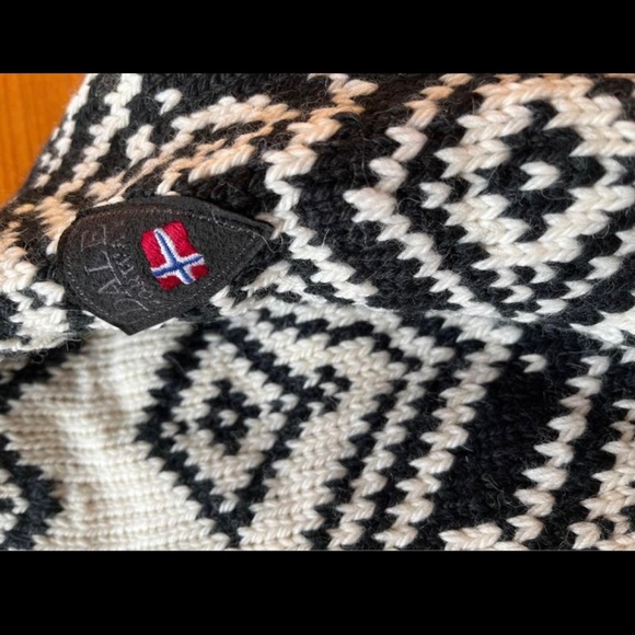 Dale of Notway Blomdalen Sweater - Picture 5 of 6